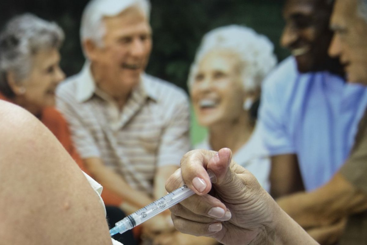 Covid-19: Ministério da Saúde recomenda quarta dose para idosos com mais de 80 anos