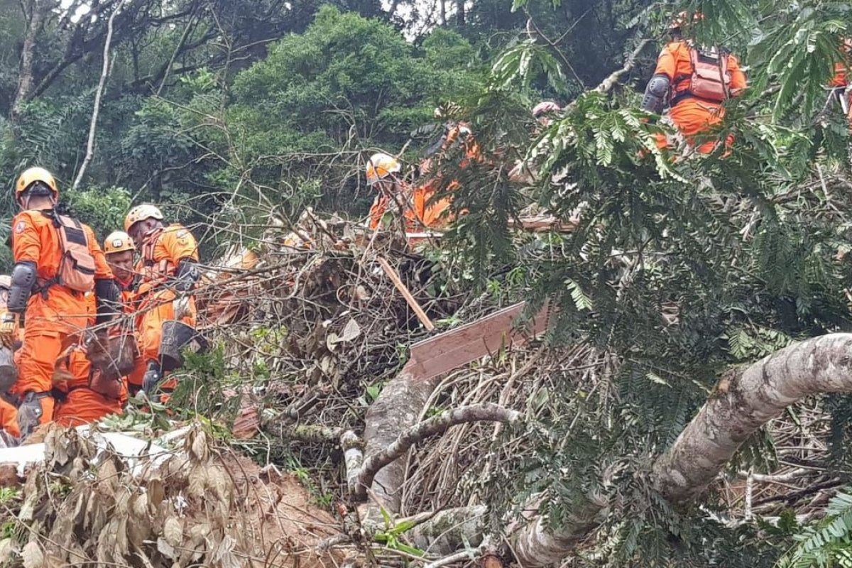 Corpo de Bombeiros encontra 8 corpos durante buscas em Petrópolis; um deles desapareceu em fevereiro