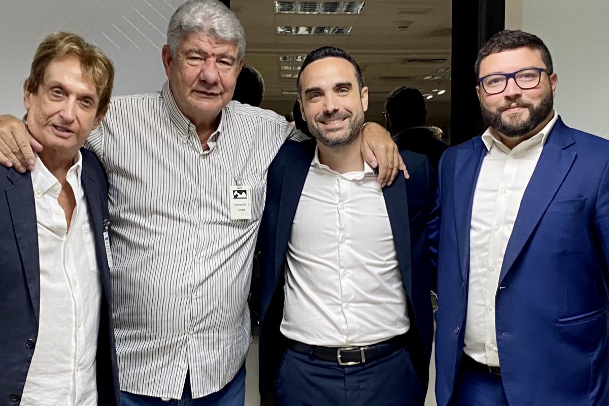 Empresário do futebol Léo Rabello recebe técnico Joel Santana em evento da RJ Investimentos