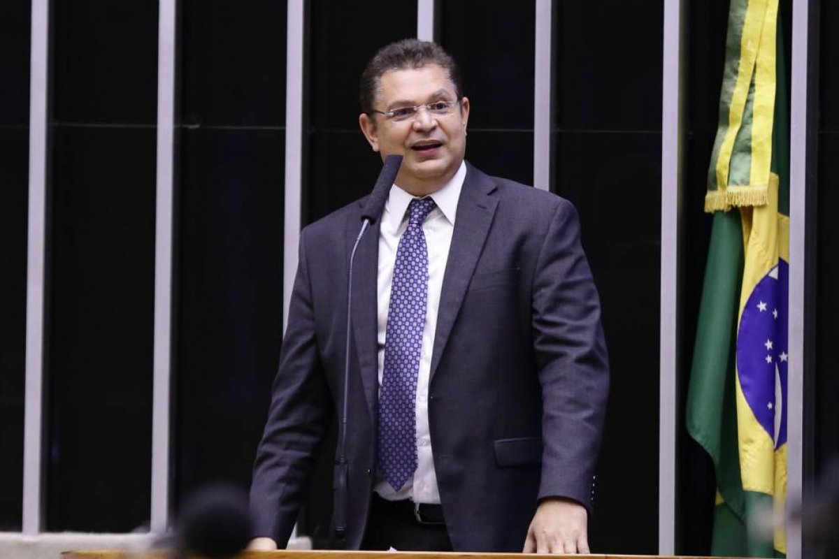 Líder da Bancada Evangélica diz que não será "complacente" com ministro da Educação