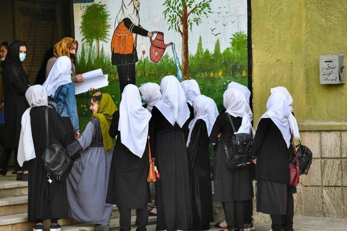 Após autorizar retorno, Talibã fecha colégios femininos do ensino médio