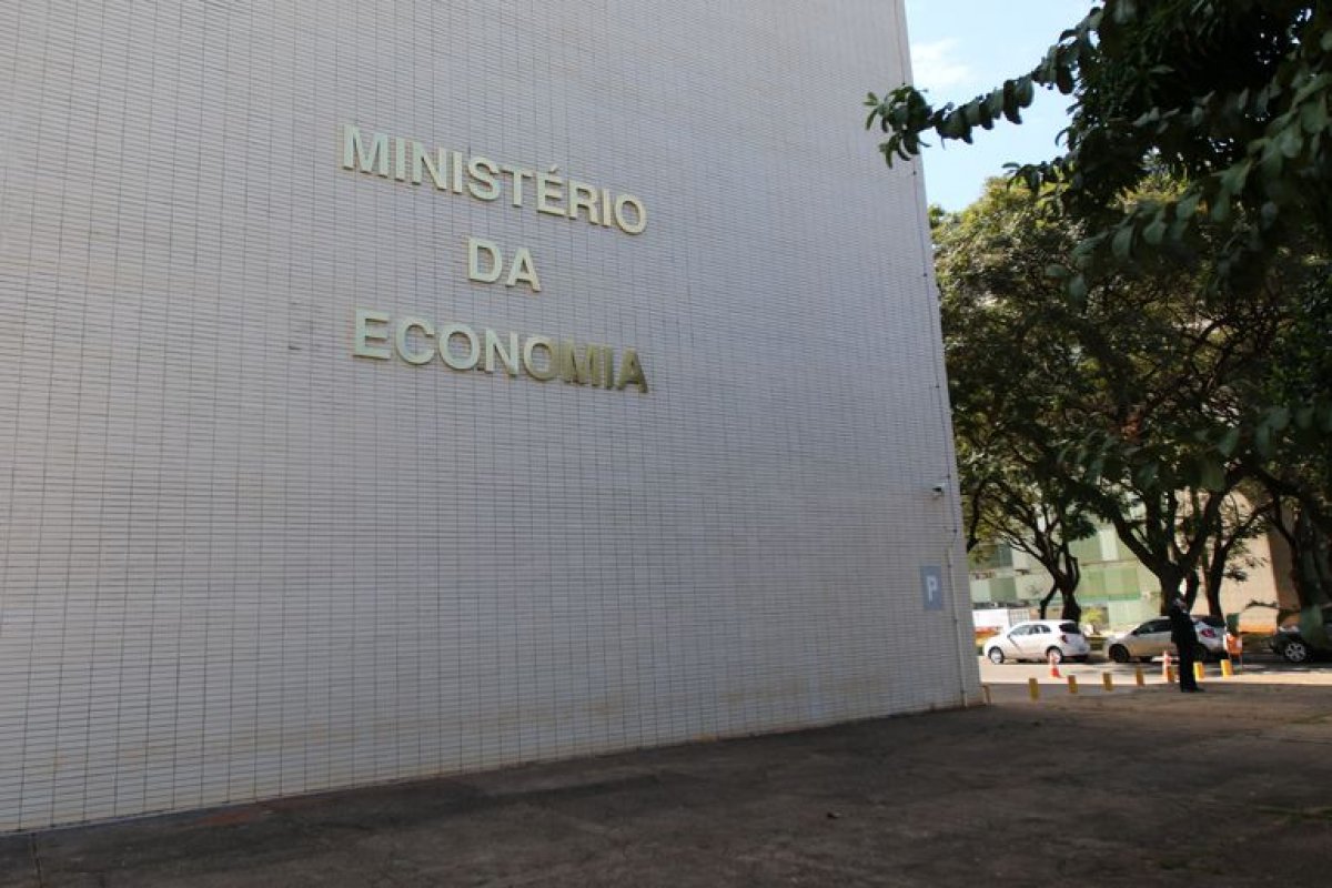 Ministério da Economia quer dólar a R$ 4,50 em abril, diz coluna