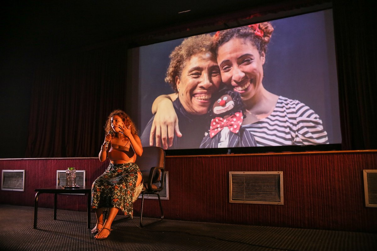 Funceb realiza exibições gratuitas de documentário que conta história da primeira palhaça negra do Brasil