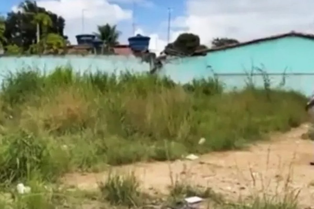 Corpo de mulher é encontrado carbonizado em terreno abandonado em cidade baiana