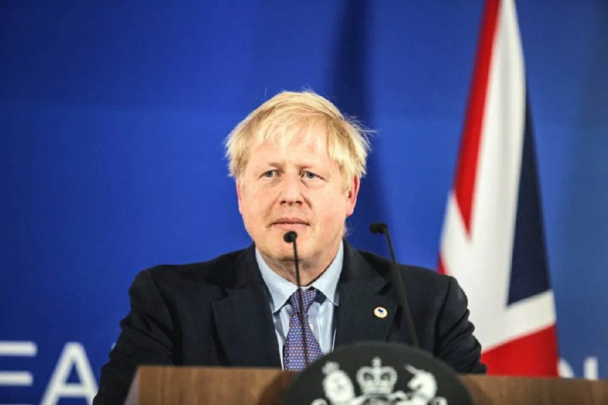 Boris Johnson diz que Putin cruzou linha vermelha da barbárie