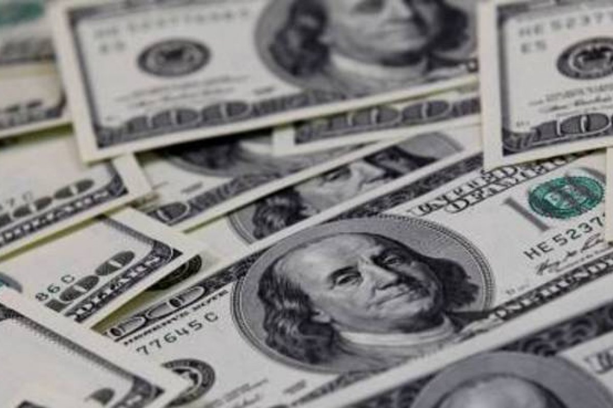 Com menor cotação em dois anos, procura por dólar chega a 70%, afirma Abracam