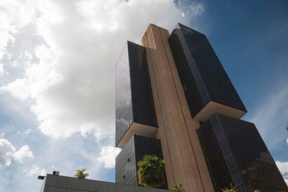 Banco Central aponta impacto provocado pela guerra e prevê nova alta de juros