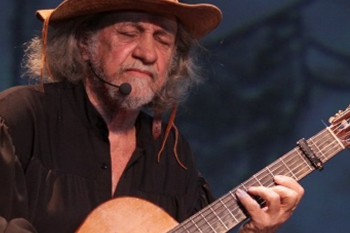 Cantor Elomar recebe alta em hospital após 33 dias internado por Covid-19