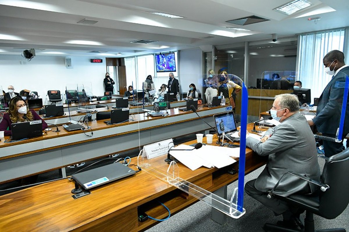 Senado aprova convite para Milton Ribeiro explicar atuação de pastores no MEC