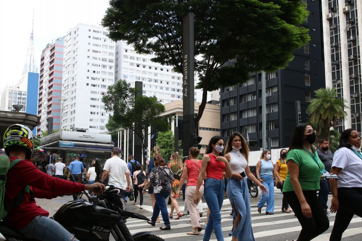 Número de mortes diárias por Covid-19 está abaixo de 400 há uma semana