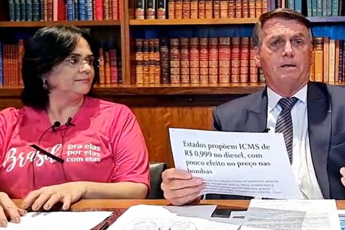 Em live, Bolsonaro defende ministro do MEC: "Boto a minha cara toda pelo Milton"