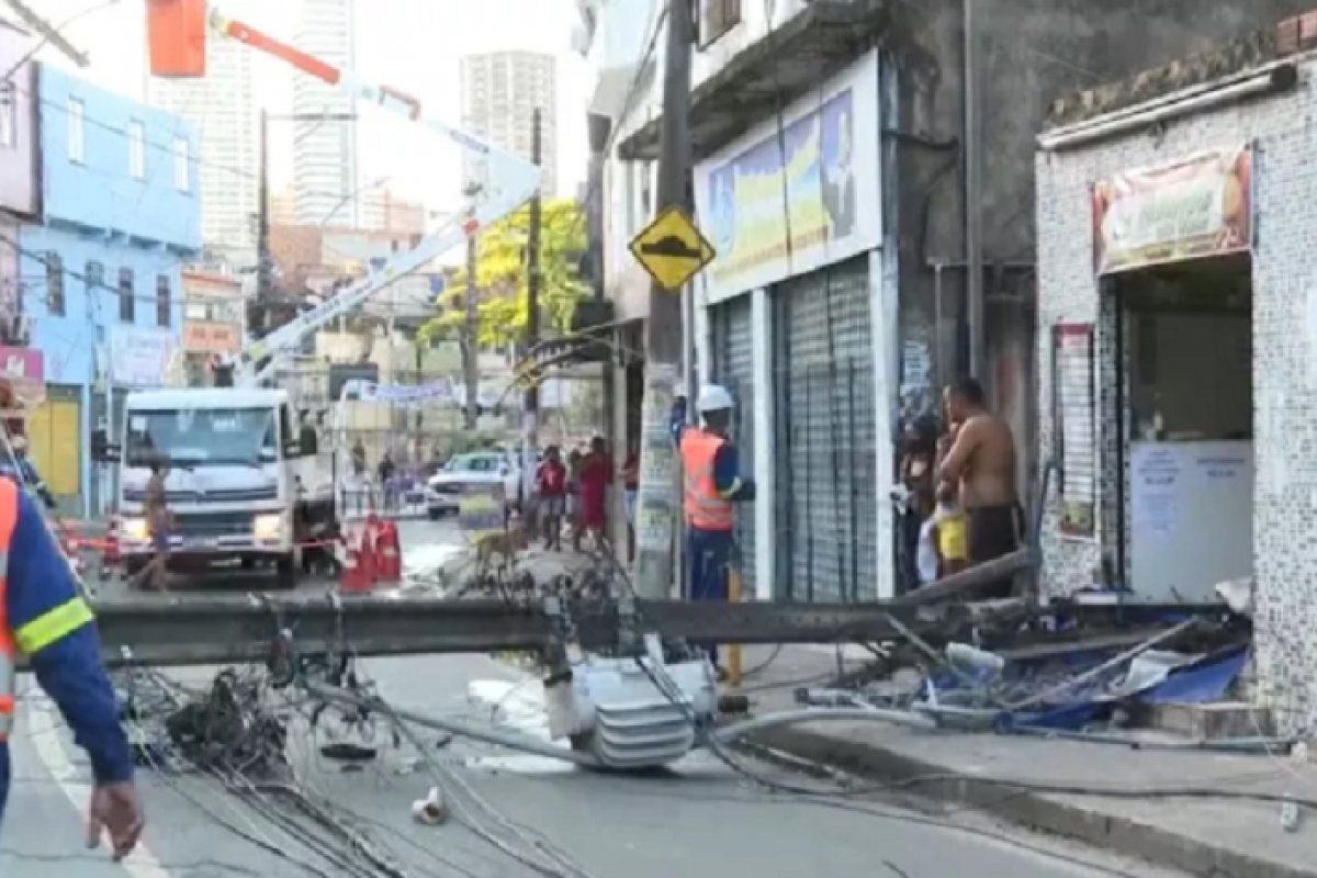 Av. Vale das Pedrinhas segue parcialmente interditada após queda de dois postes