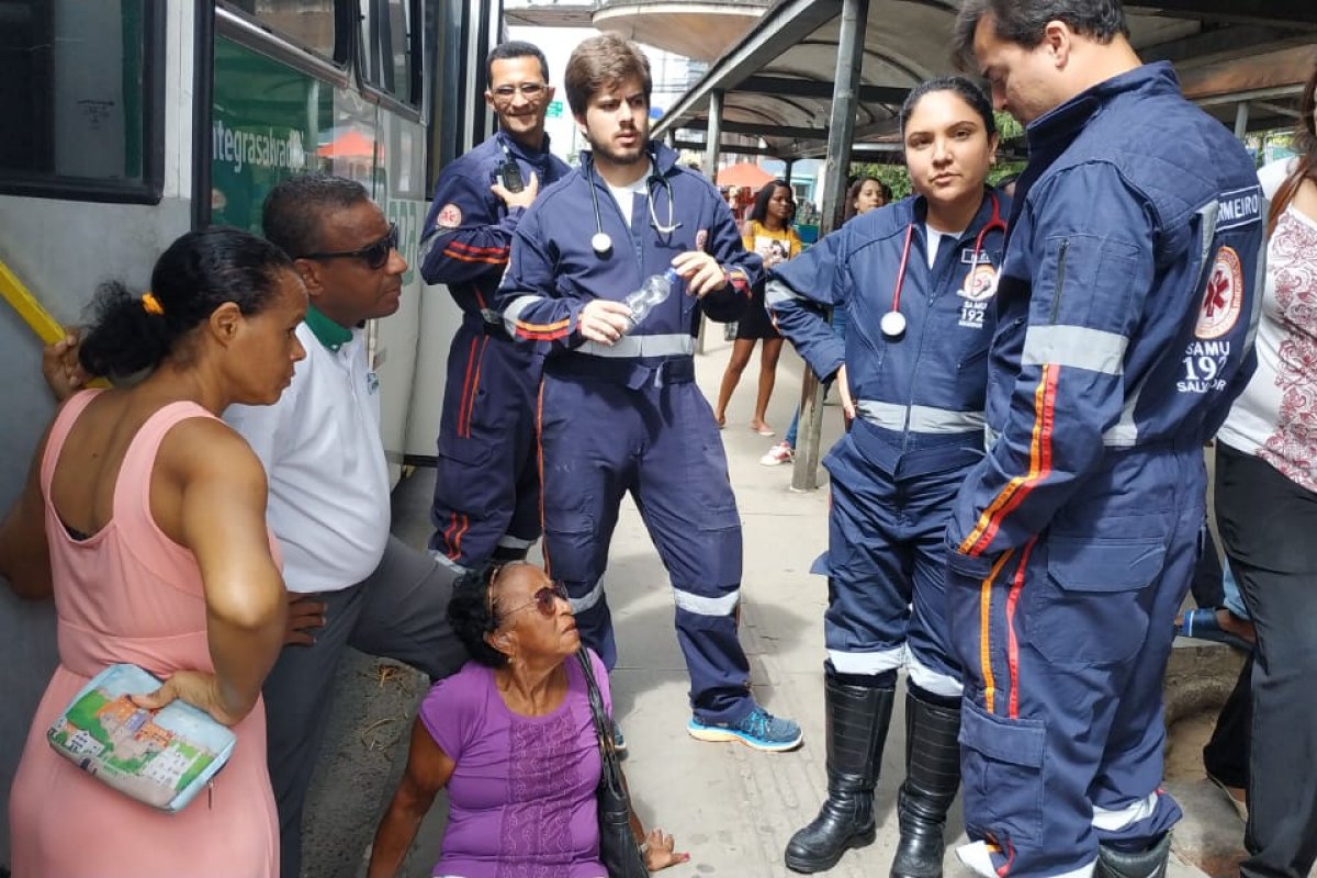 Idosa se machuca ao cair do ônibus 