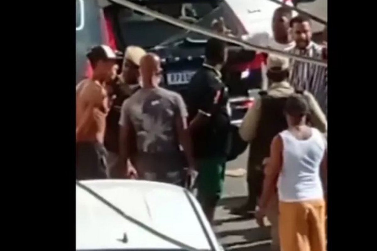 Motorista atropela duas pessoas na Gamboa; vítimas ficaram feridas