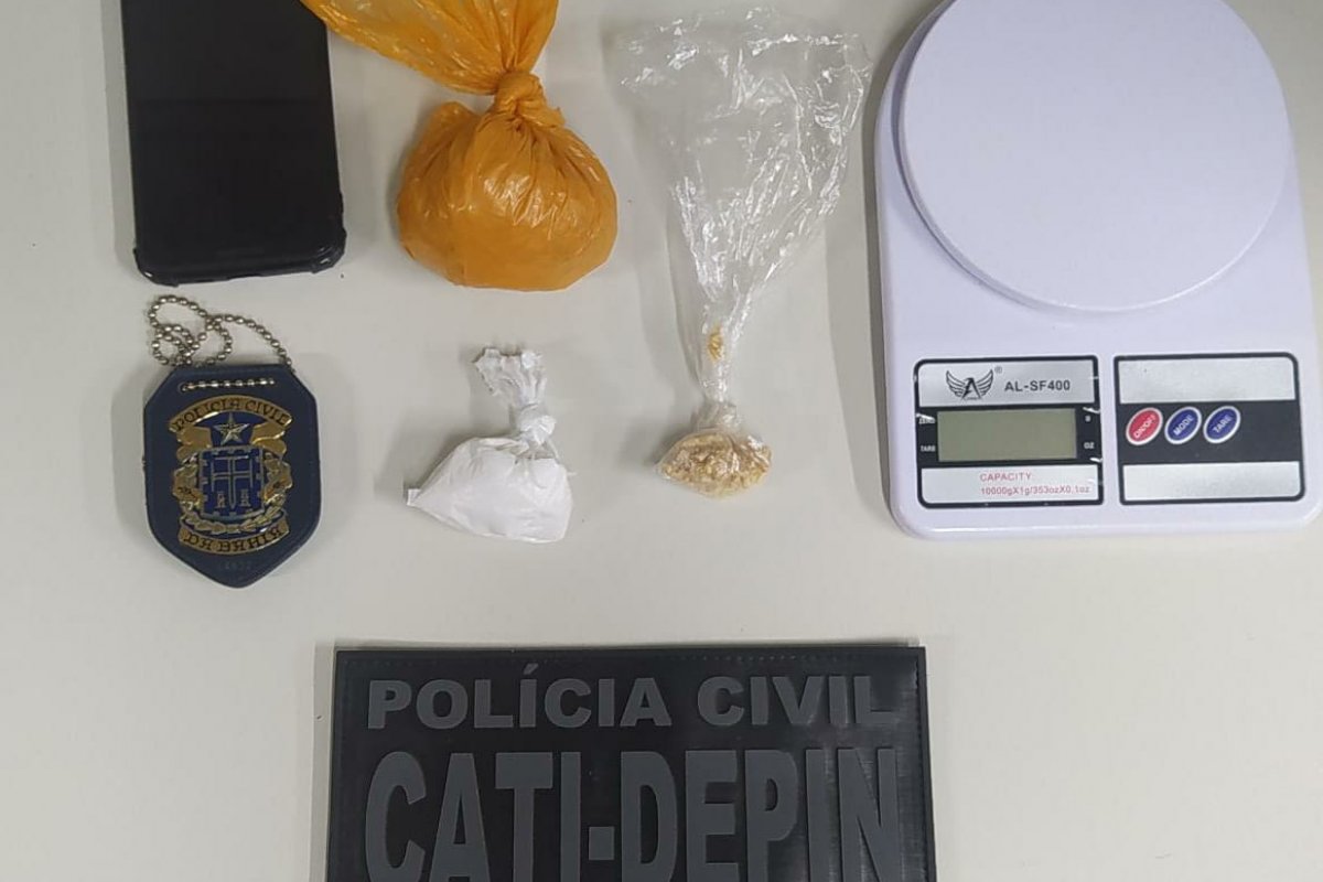 Homem é flagrado por policiais vendendo drogas em bar de Jequié, na Bahia