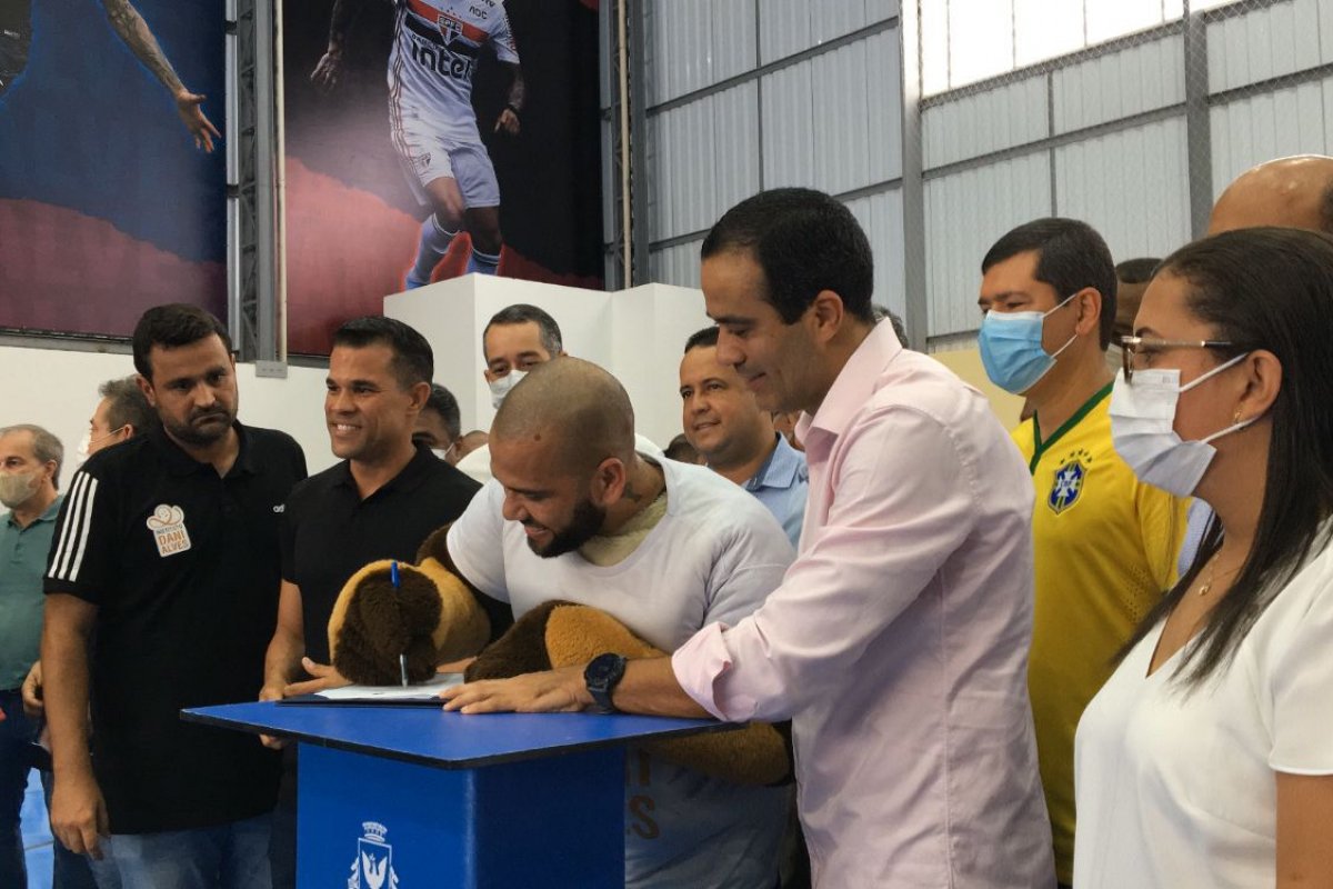Bruno Reis e Daniel Alves inauguram projeto esportivo em Salvador
