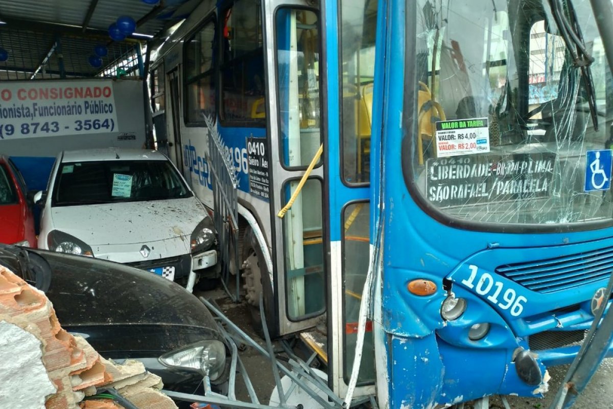 Ônibus bate em poste após motorista passar mal em Salvador