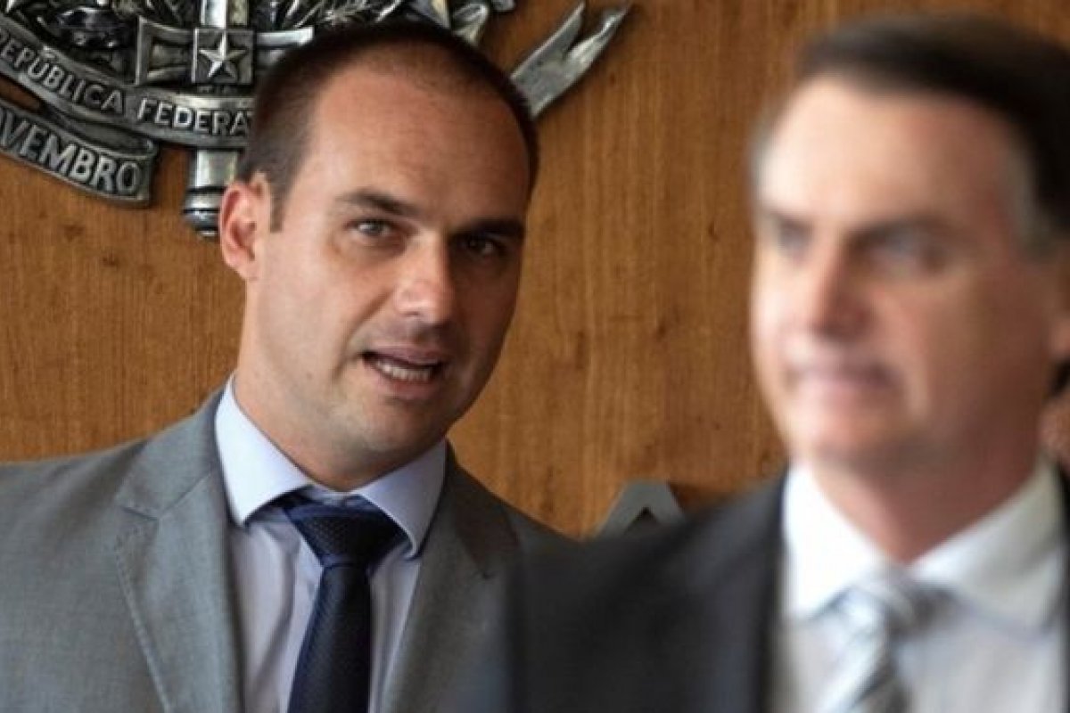 Bolsonaro quer Eduardo no Brasil para 'pacificar' PSL