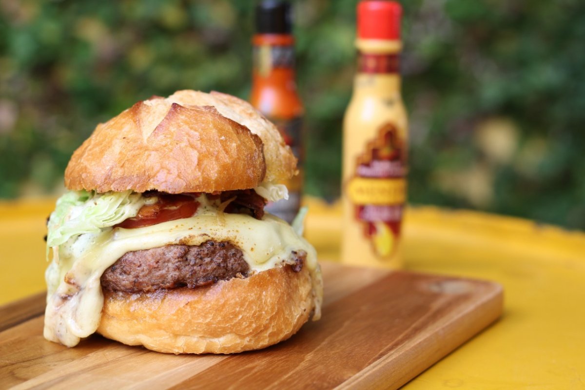 Hamburgueria faz homenagem ao mês das mulheres