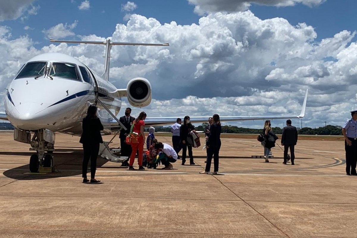 Brasil recebe grupo de 47 ucranianos em acolhida humanitária