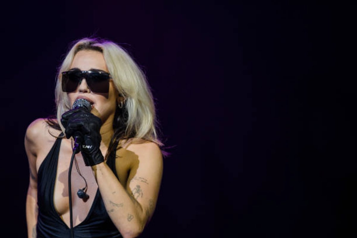 Vídeo: Milley Cirus chora no palco do Lolapalooza ao homenagear Taylor Hawkis