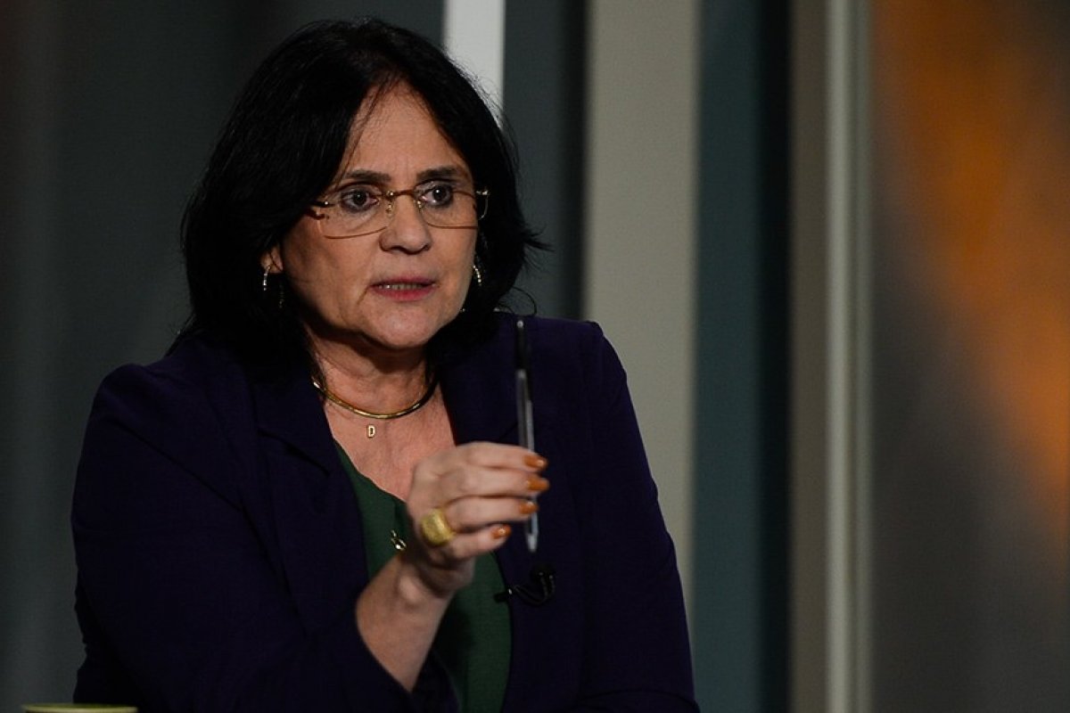 Damares Alves é convocada pelo CDH para explicar nota contra passaporte e vacinação infantil
