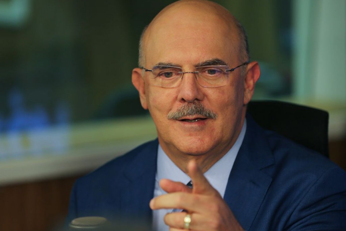 Ministro Milton Ribeiro deve ser chamado para prestar esclarecimentos em mais uma comissão do Senado