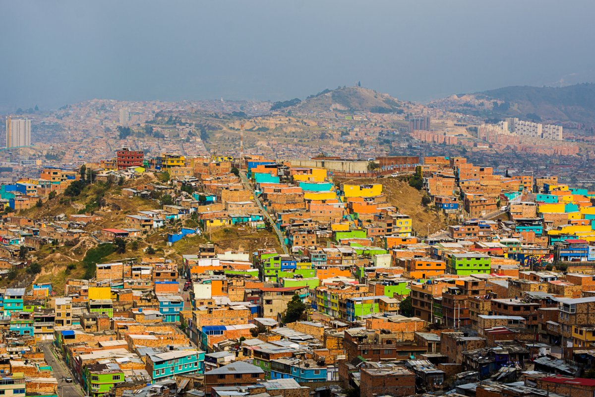 Uma criança é morta e outras 18 pessoas ficam feridas em ataque contra polícia de Bogotá