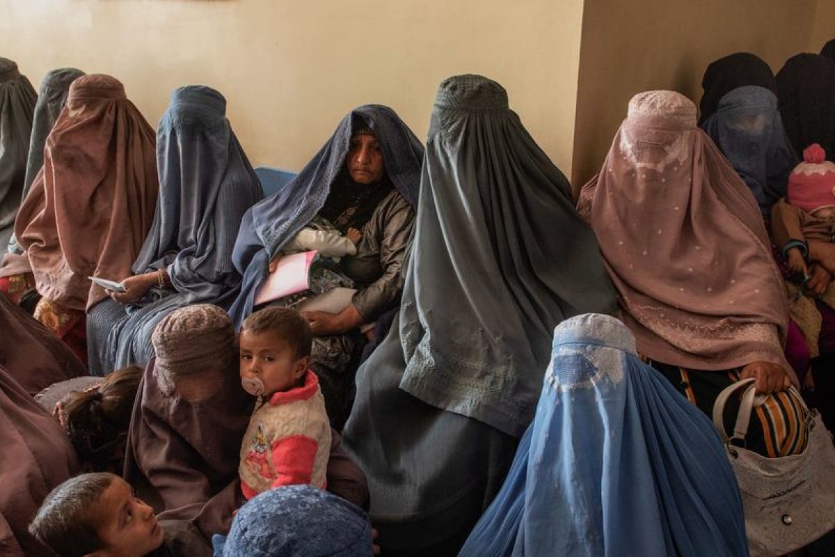 Talibãs proíbem mulheres afegãs de viajar sem a companhia de um homem