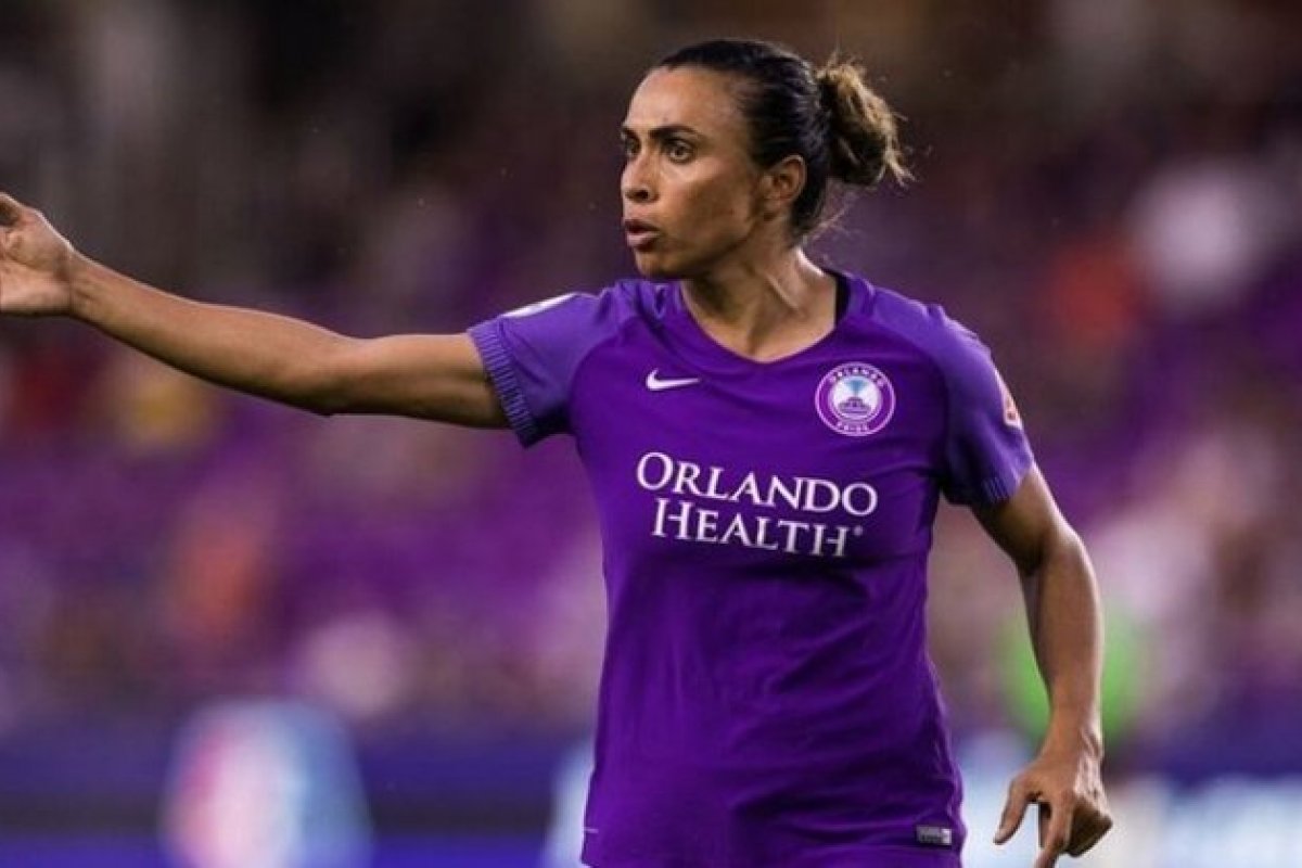 Marta sofre lesão no joelho durante partida e anuncia afastamento dos gramados