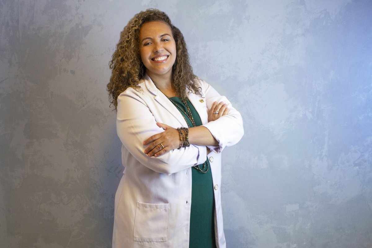 No mês da voz, fonoaudióloga Luciana Oliveira ensina a importância da fala