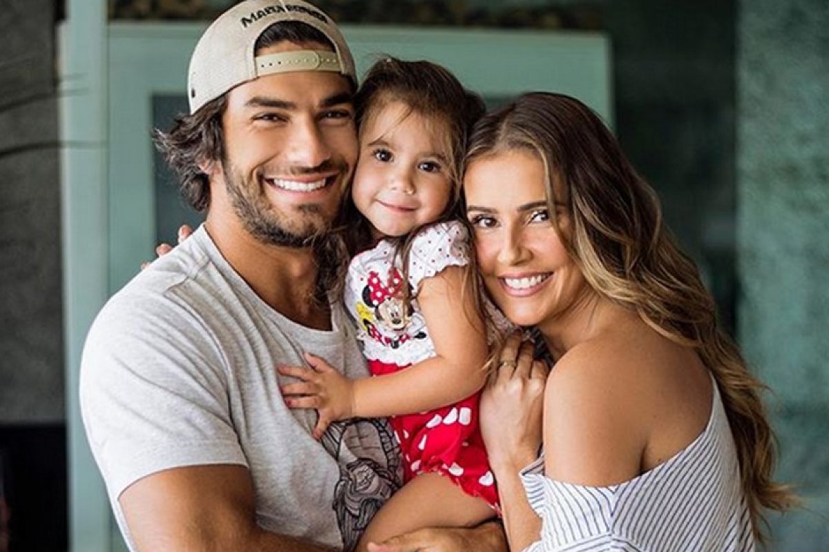 Deborah Secco desabafa sobre traição do marido com atriz de "Malhação"