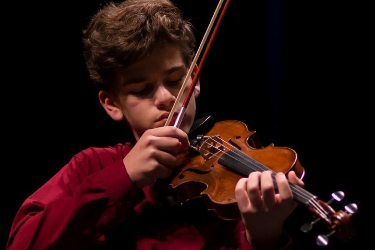 Sinfônica da Bahia recebe violinista de 13 anos em concerto no Castro Alves