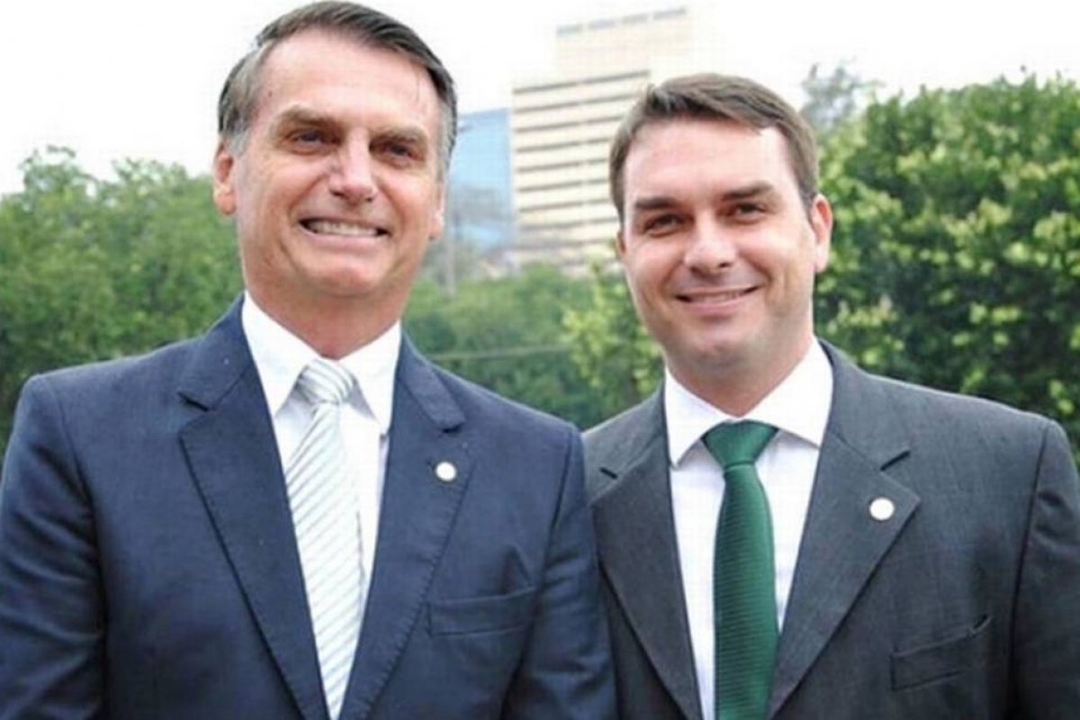 'Consequências da tentativa de homicídio', diz Flávio sobre mal-estar de Bolsonaro