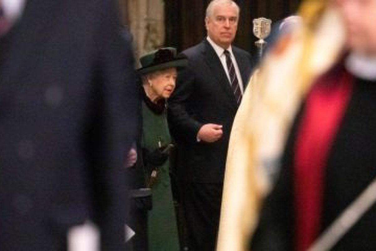 Rainha Elizabeth faz 1ª aparição pública após cinco meses