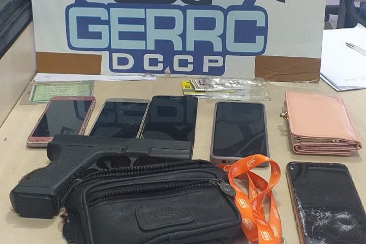 Dupla é presa após assaltar passageiros de ônibus, em Salvador