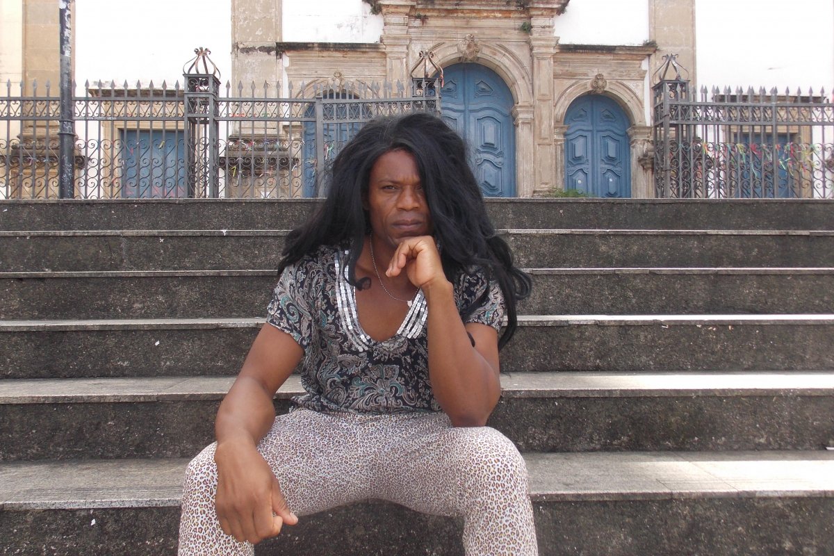 Peça conta a história da primeira travesti assumida da Bahia