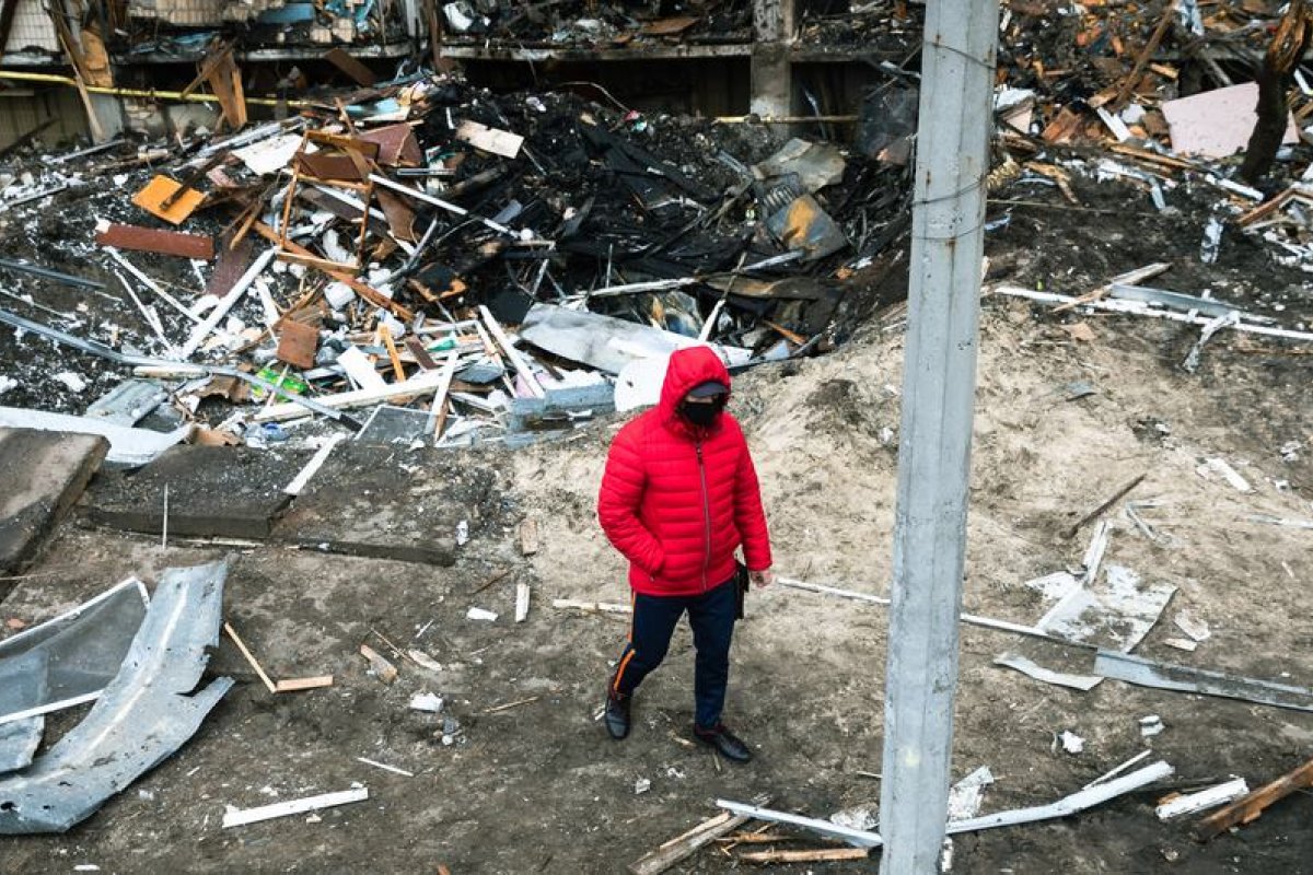 Guerra: explosão é percebida durante entrevista de TV com prefeito de cidade russa