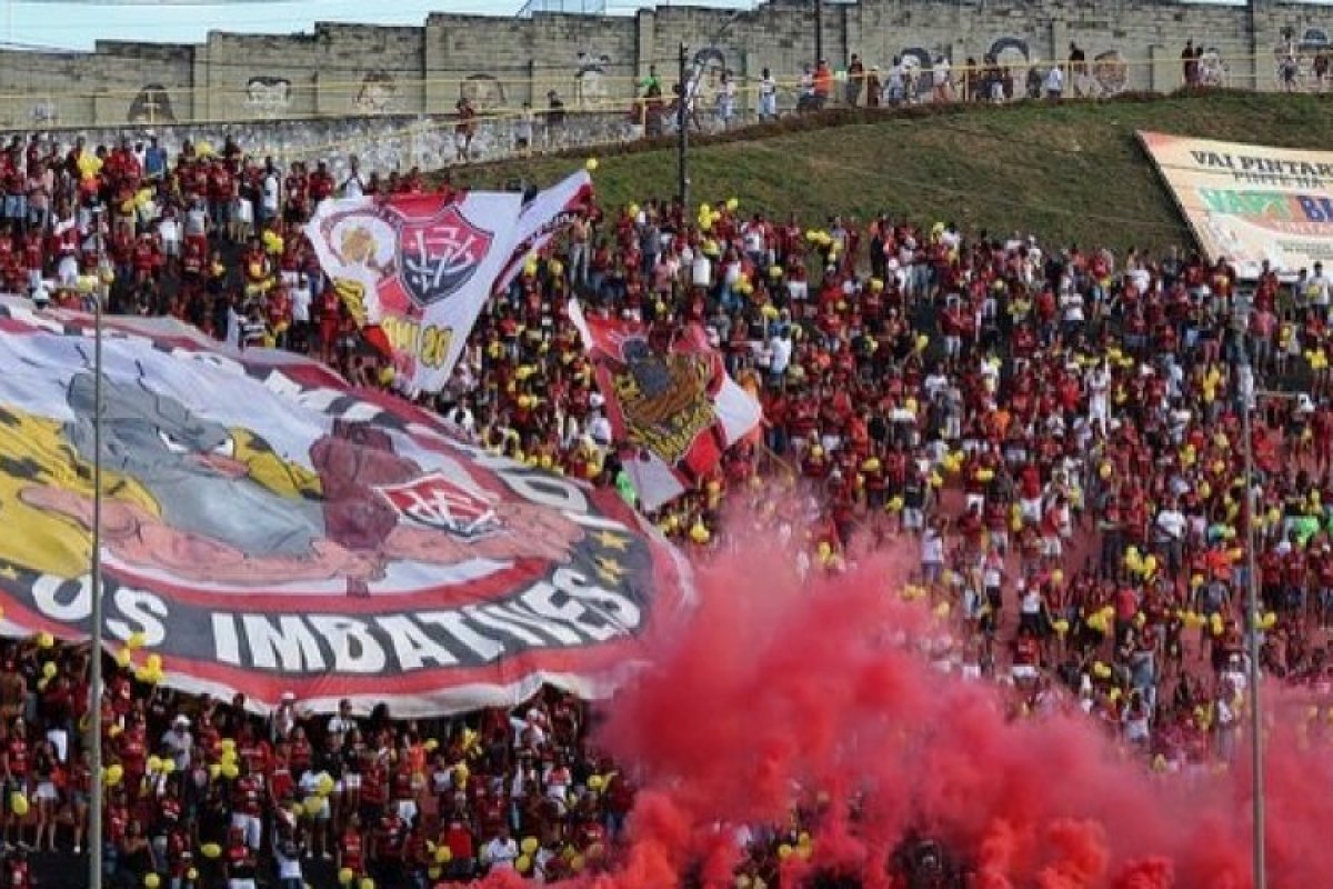 Imbatíveis comemora aniversário nas redes sociais e critica presidência do Vitória