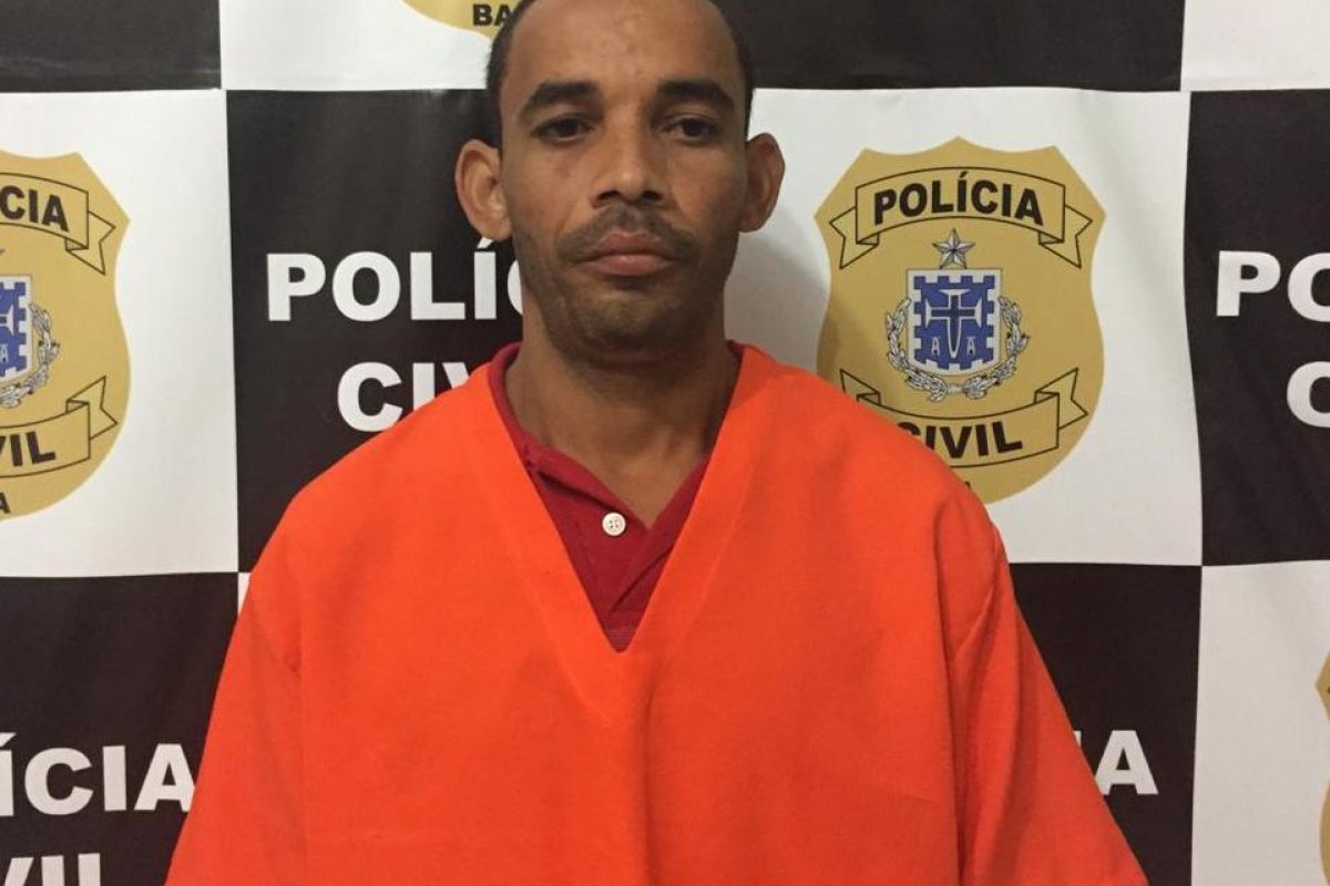 Homem é preso após tentar matar namorada com facão