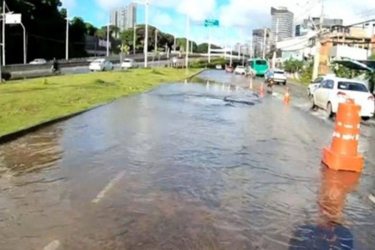 Cratera em marginal da Av. ACM, em Salvador, causa congestionamento na manhã desta quarta-feira (30)