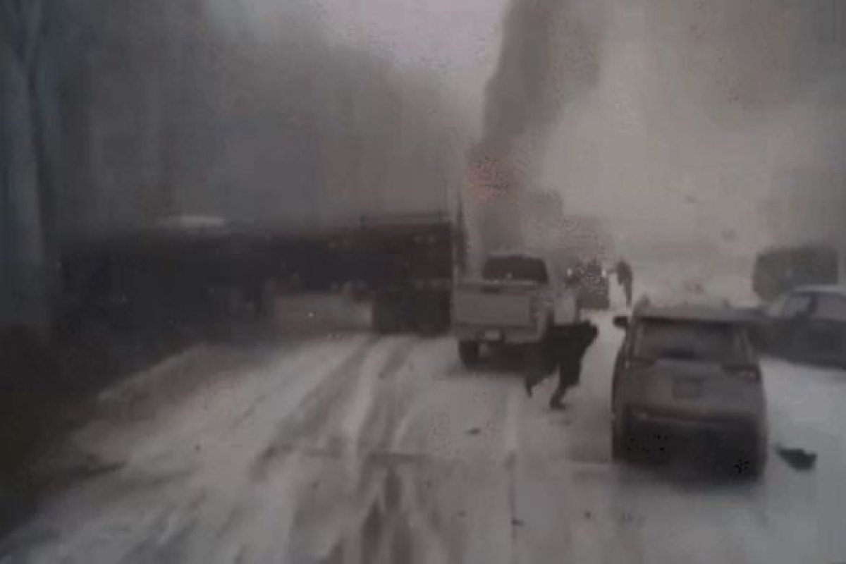 Vídeo: motorista se salva de colisão com caminhão em engavetamento na Pensilvânia, EUA