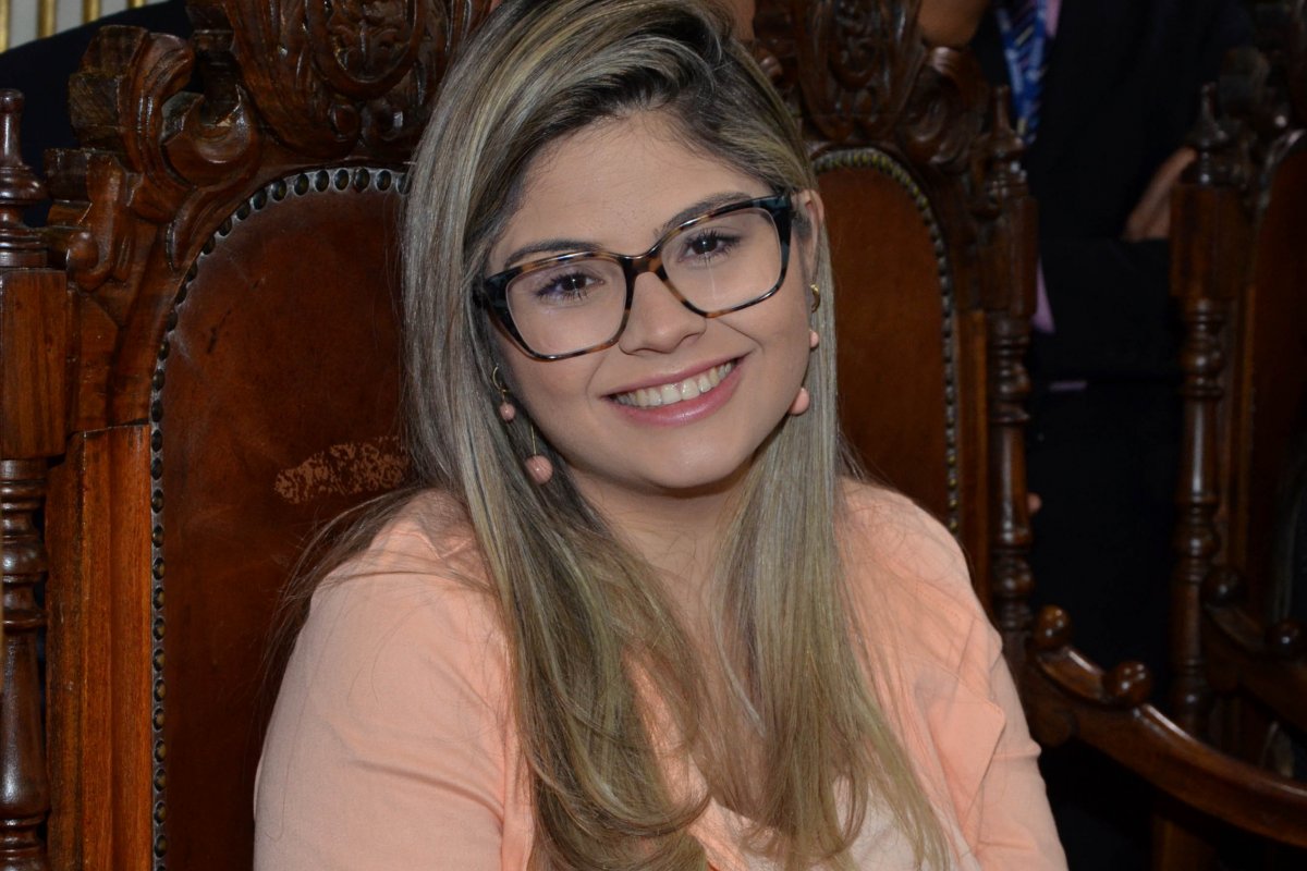 Marcelle Moraes comemora absolvição do irmão no TRE