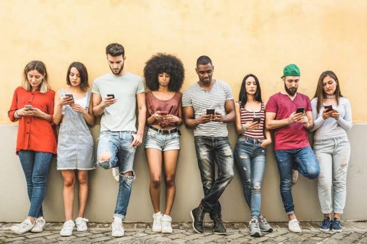 Pesquisa revela que a "Geração Z" está feliz com a idade que tem!