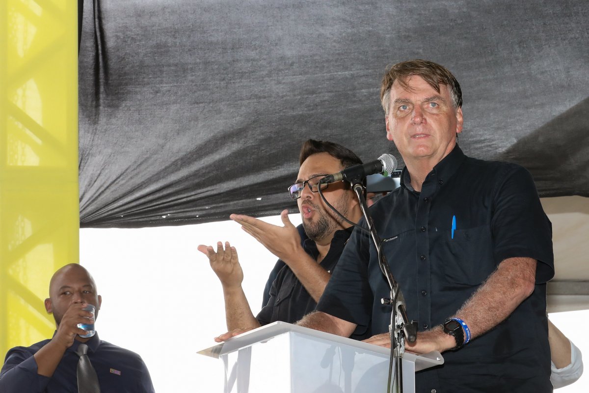 'Não serão dois ou três que decidirão como serão contados os votos', diz Bolsonaro