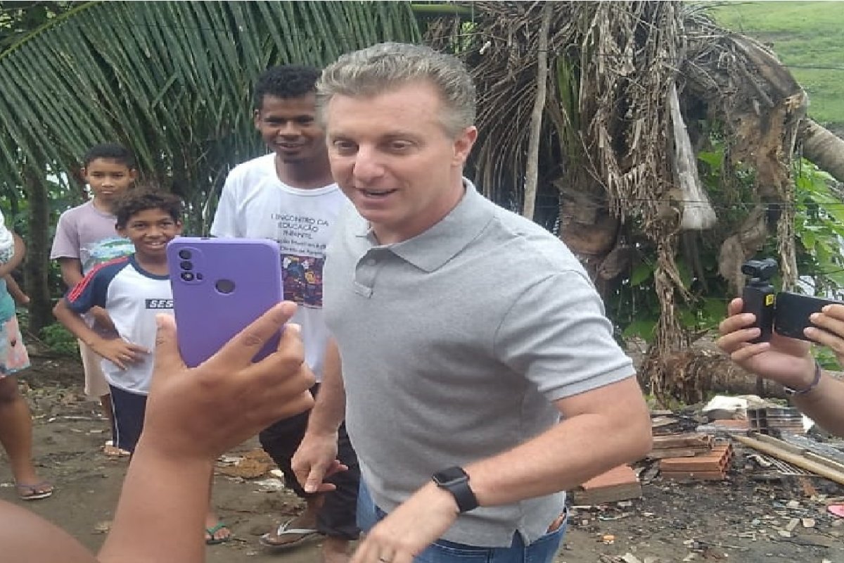 Vídeo: Luciano Huck realiza gravação com moradores atingidos por enchente em 2021, em Itabuna (BA)