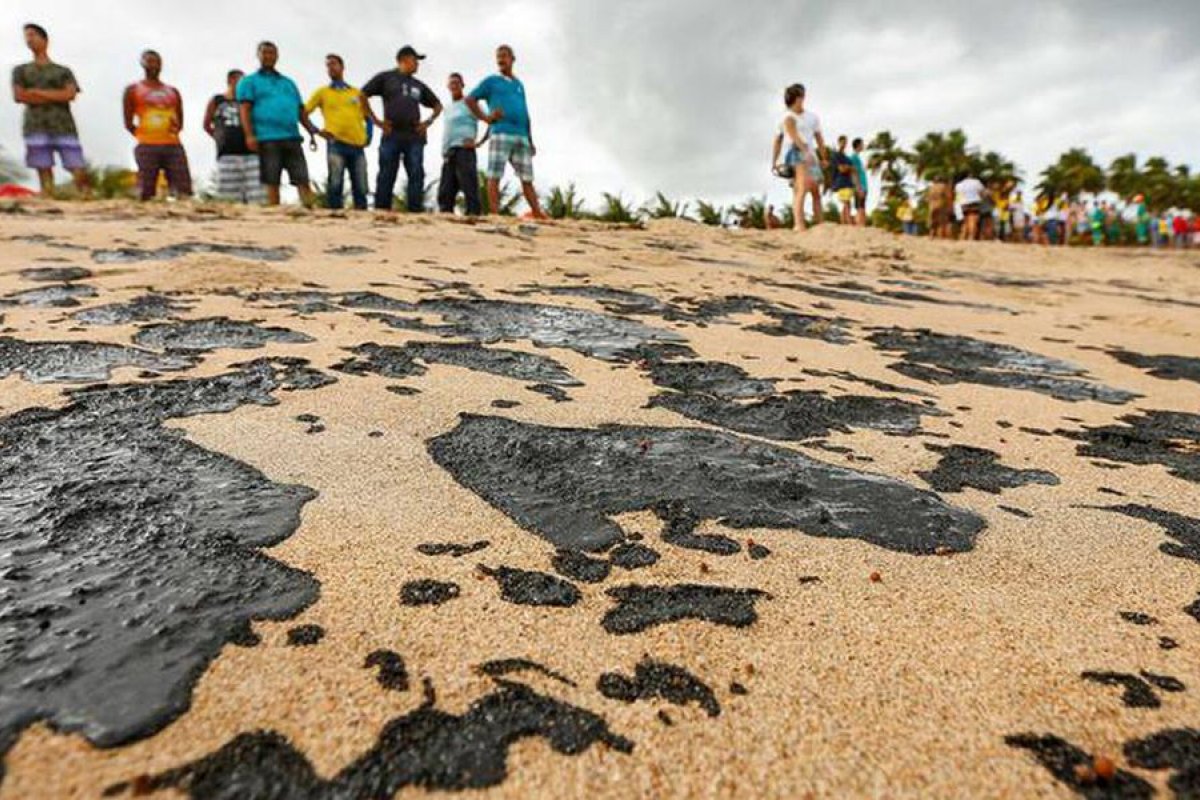 Vazamento de óleo pode ter sido causado por "navio das sombras"