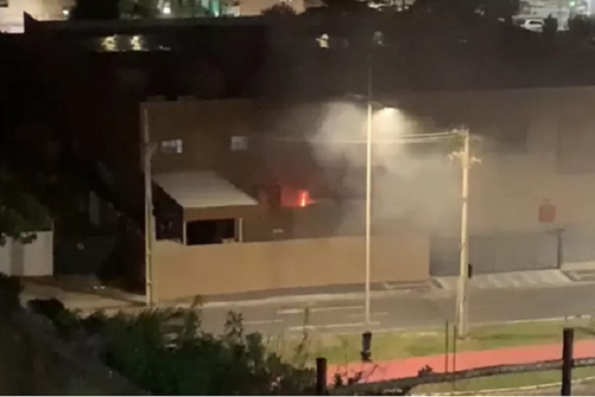 Incêndio atinge supermercado em Patamares, bairro de Salvador