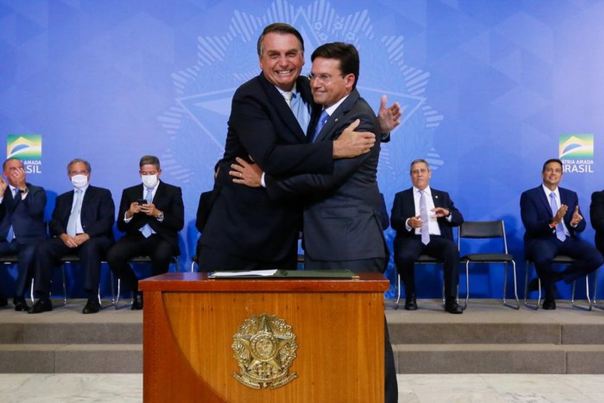 Bolsonaro oficializa exoneração de Roma e mais oito ministros