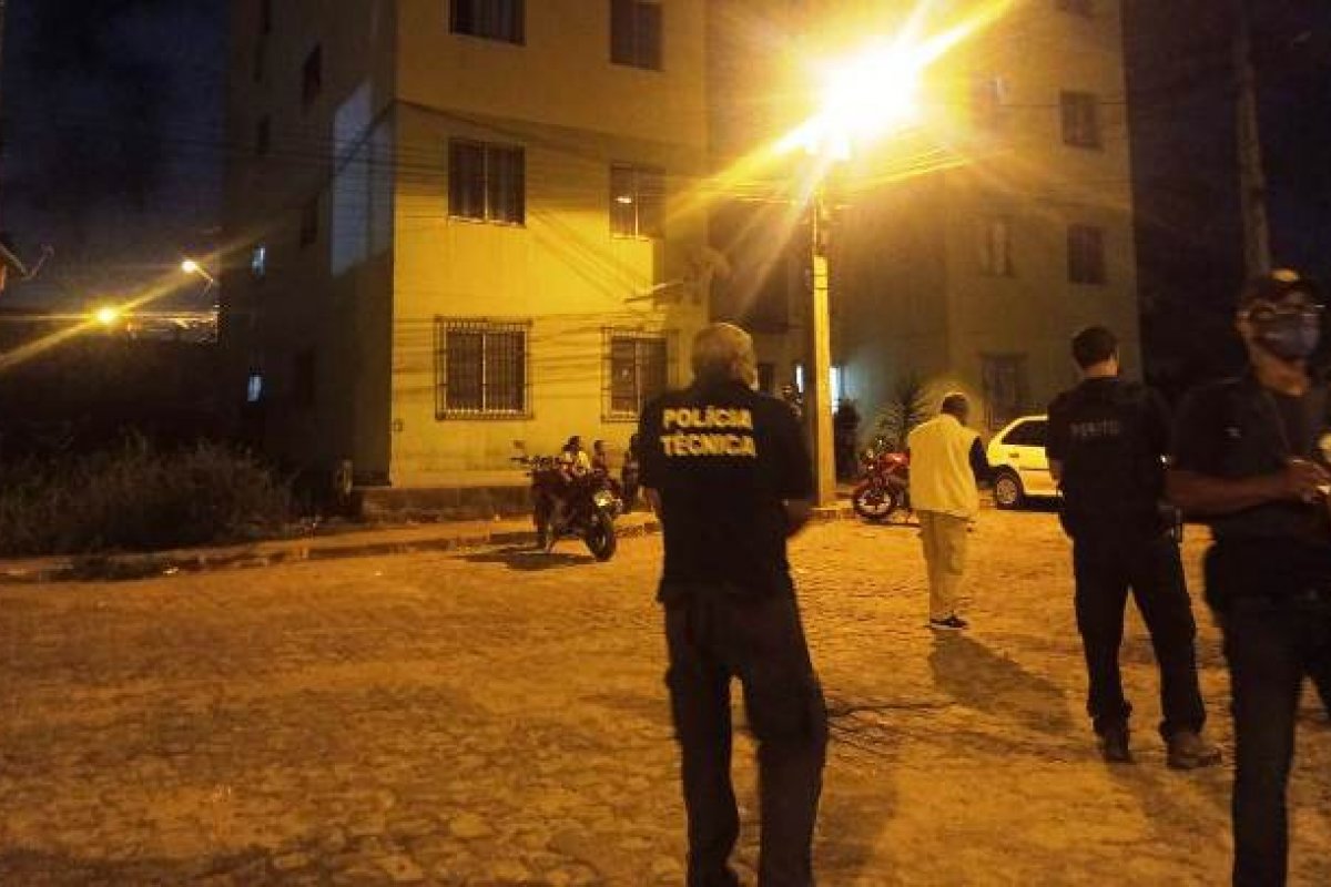 Homem é morto a tiros dentro de casa em Feira de Santana 